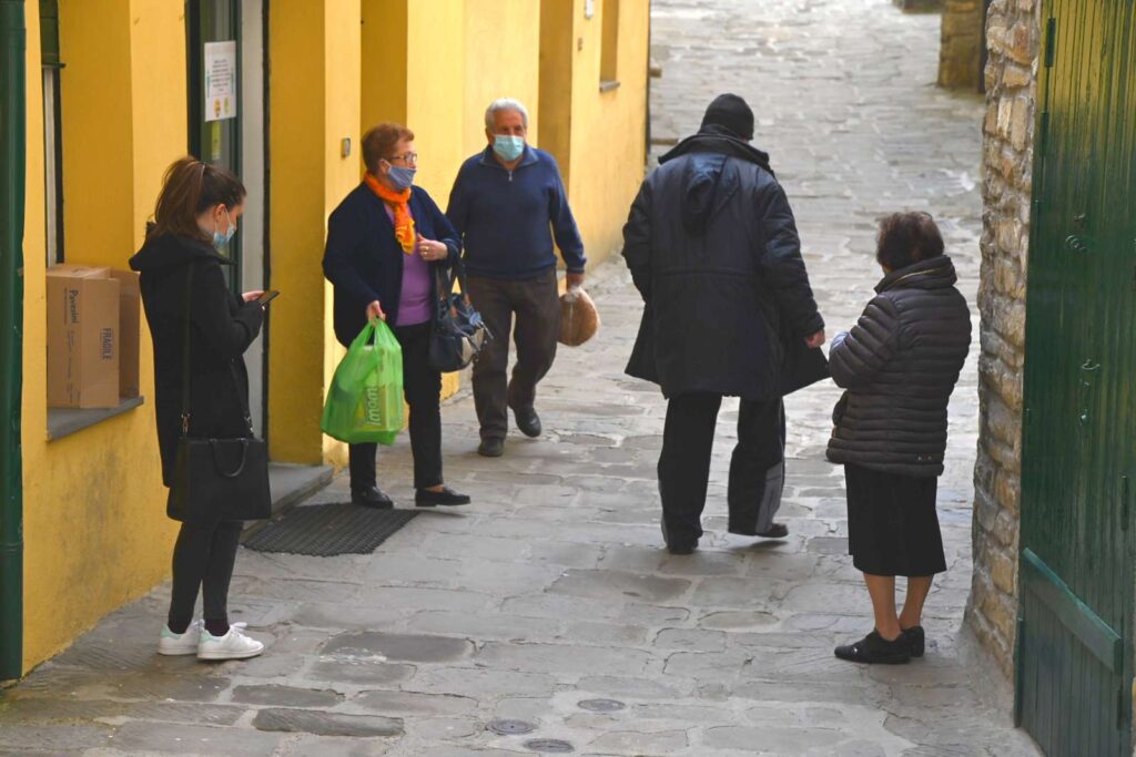 Castelmezzano, in fila davanti a una salumeria