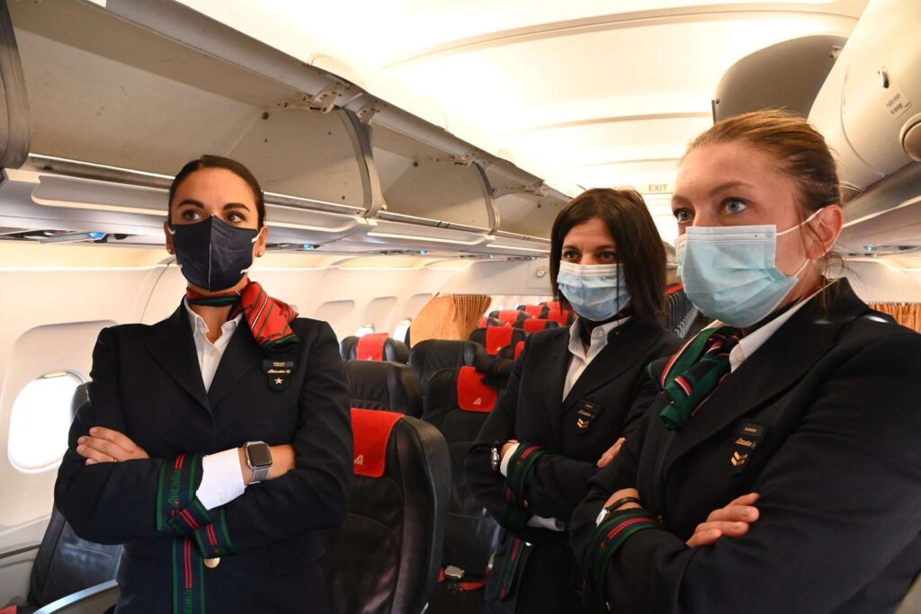 Nella foto (mia) le hostess Alitalia (incazzate) dell'ultimo volo partito da Napoli il 14 ottobre 2021 (nessuno di quanti hanno volato nell'ultimo giorno di Alitalia è stato assunto il giorno dopo da Ita. Il copilota di quel volo ha cambiato lavoro: è un musicista affermato)